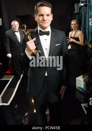 HOLLYWOOD, CA - le 22 février : Graham Moore backstage avec l'Oscar® du scénario adapté, pour un travail sur "l'Imitation Jeu" pendant la diffusion de l'ABC en direct 87e Oscars® au Dolby® Theatre à Hollywood, CA le Dimanche, Février 22, 2015. Banque D'Images