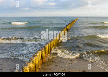 La mer Baltique avec brise-lames dans la matinée, Nienhagen, mer Baltique, Bade-Wurtemberg, Rhénanie-Palatinat, Allemagne Banque D'Images