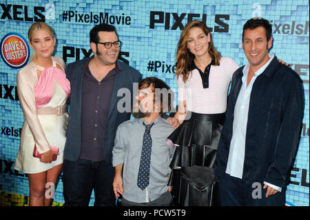 NEW YORK, NY - 18 juillet Acteurs : Ashley Benson, Josh Gad, Peter Dinklage, Michelle Monaghan, Adam Sandler et Kevin James assister à la 'Pixels' New York premiere du Regal E-Marche le 18 juillet 2015 à New York. People : Cast Banque D'Images