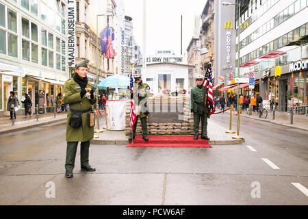 Berlin, Allemagne- Oct 28, 2016 : Checkpoint Charlie - poste de contrôle sur la Friedrichstrasse à Berlin le Oct 28, 2016. L'Allemagne. Banque D'Images