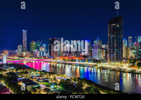 Areal de nuit image de Brisbane CBD et South Bank. Brisbane, Queensland, Australie. Banque D'Images