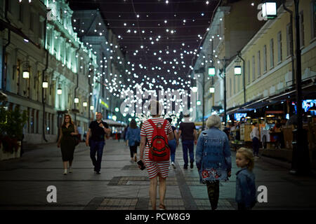 Moscou, Russie - Avril 2018 : rue Arbat décoré de guirlandes Russie Banque D'Images