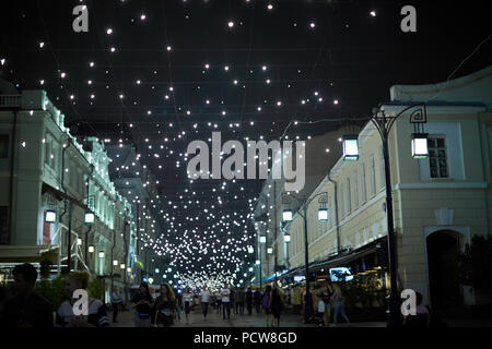 Moscou, Russie - Avril 2018 : rue Arbat décoré de guirlandes Russie Banque D'Images