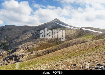 En haut de la montagne Nemrut. Têtes de pierre en haut de 2150 mètres de haut Mont Nemrut. La Turquie Banque D'Images