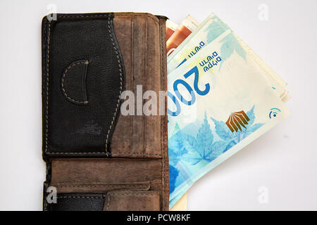 Portefeuille marron avec de l'argent isolé sur fond blanc Banque D'Images