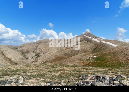 En haut de la montagne Nemrut. Têtes de pierre en haut de 2150 mètres de haut Mont Nemrut. La Turquie Banque D'Images