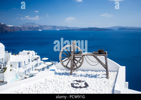 Rouet grec sur terrasse à Santorin, Grèce Banque D'Images