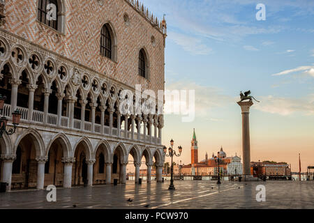 De Venise la place Saint Marc à l'aube vide Banque D'Images