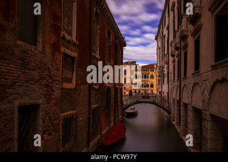 Un côté étroit canal in Venice, Italie Banque D'Images