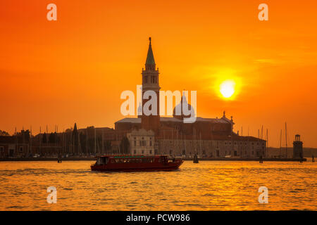 San Giorgio Maggiore de Venise île sous un soleil couchant Banque D'Images