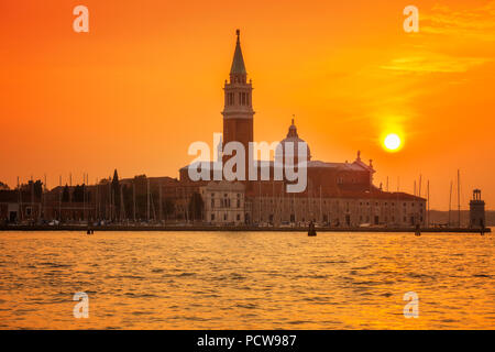La Venise île de San Giorgio Maggiore sous un soleil couchant Banque D'Images