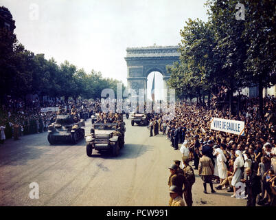 Des foules de patriotes français line les Champs Elysées pour voir les chars alliés et half-tracks passent par l'Arc du Triomphe, après Paris est libéré le 25 août, 1944 26 août (photo) Banque D'Images