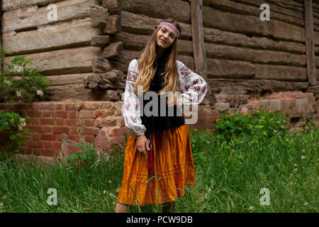 Ukrainian girl posing dans un style rustique en costume national dans la journée d'été nature Banque D'Images