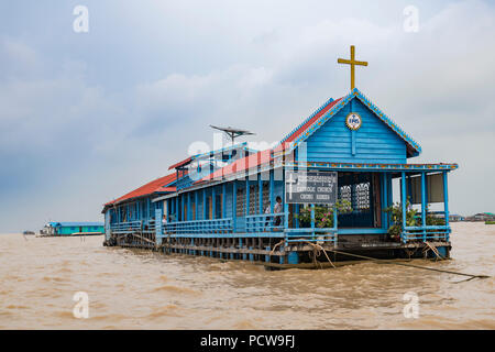 Chong Khneas (ou Khnies) Église catholique avec les khmers et vietnamiens school gisant sur le lac Tonle Sap, Province de Siem Reap, Cambodge Banque D'Images