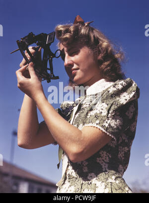 Apprendre à déterminer la latitude à l'aide d'un sextant est Senta Osoling, étudiant à l'École Polytechnique, Los Angeles, Californie Septembre 1942 Banque D'Images