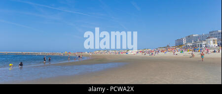 Panorama de personnes profitant de la plage sur l'île de Borkum en Allemagne Banque D'Images