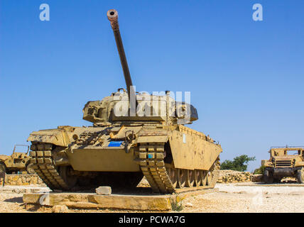 Véhicules militaires abandonnés sur HarAdar (Radar Hill) Monument. Le site est dédié à la mémoire des soldats de la Brigade Harel du Palmach qui f Banque D'Images