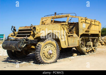 Véhicules militaires abandonnés sur HarAdar (Radar Hill) Monument. Le site est dédié à la mémoire des soldats de la Brigade Harel du Palmach qui f Banque D'Images