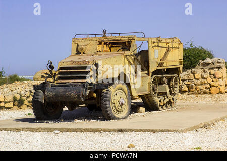 Véhicules militaires abandonnés sur HarAdar (Radar Hill) Monument. Le site est dédié à la mémoire des soldats de la Brigade Harel du Palmach qui f Banque D'Images