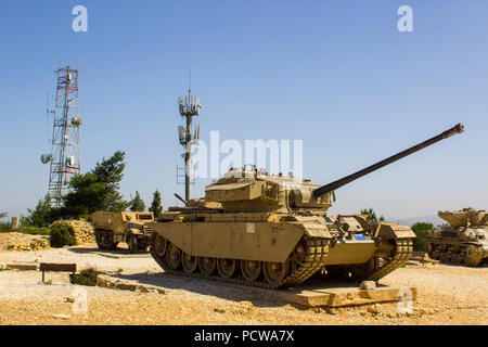 Char Sherman jetés sur HarAdar (Radar Hill) Monument situé en dehors de Jérusalem Israël. Le site est dédié à la mémoire des soldats canadiens du Palmach. Banque D'Images