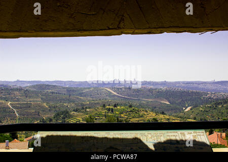 Une vue sur les collines de Judée HarAdar depuis le monument de la Tour d'observation sur (colline radar) à l'extérieur de Jérusalem Israël. Une célébration de la victoire. Banque D'Images