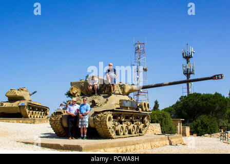 11 mai 2018 Les hommes au-dessus d'un char Sherman jetés sur HarAdar (Radar Hill) Monument situé en dehors de Jérusalem Israël. Le site est dédié à la mémoire de t Banque D'Images