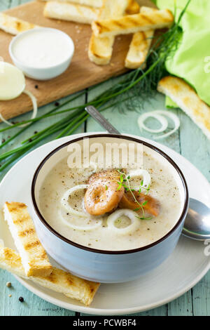 Menu de régime. Soupe de purée de champignons avec des croûtons dans un bol sur une table en bois de cuisine. Le concept d'une saine alimentation. Banque D'Images