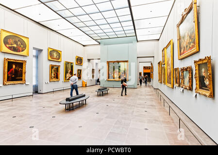 Intérieur du musée d'art du Louvre à Paris, France. Tableaux de Maîtres anciens sur l'affichage. Banque D'Images