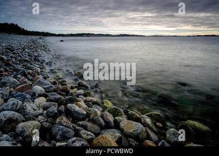 Plage rocheuse dans Torö, Nynäshamn, Suède Banque D'Images