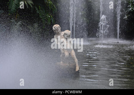 Statue et fontaine dans les jardins municipaux sur l'Avenida Arriaga, Funchal, Madère. Portugal Banque D'Images