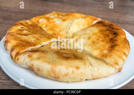Kubdari produit de boulangerie sur la table, Svaneti, Georgia. Banque D'Images