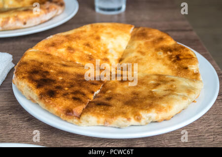 Kubdari produit de boulangerie sur la table, Svaneti, Georgia. Banque D'Images
