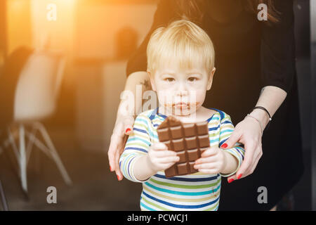 Portrait d'un garçon littel manger du chocolat Banque D'Images