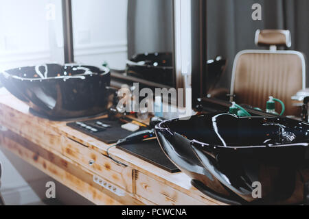 Thème Barbershop. Les outils de la coiffure. Appareils pour les coupes de cheveux, coiffure, moustaches, barbes. Sur le bureau se trouvent des ciseaux, peigne, Attachmen Banque D'Images