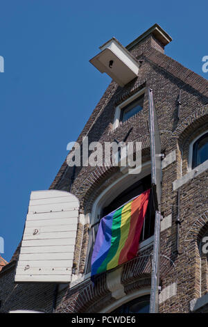 Bannières et drapeaux à Amsterdam Gay Pride 2018, le festival LGBT de célébrer l'amour et la tolérance, Hollande, Europe Banque D'Images