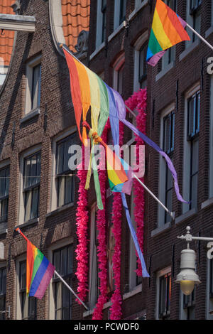 Bannières et drapeaux à Amsterdam Gay Pride 2018, le festival LGBT de célébrer l'amour et la tolérance, Hollande, Europe Banque D'Images