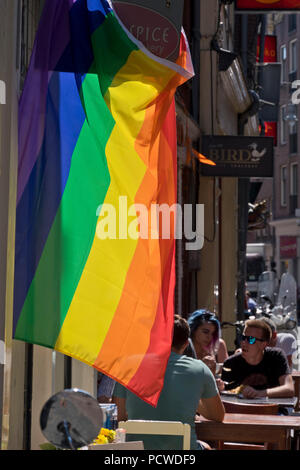 Bannières et drapeaux à Amsterdam Gay Pride 2018, le festival LGBT de célébrer l'amour et la tolérance, Hollande, Europe Banque D'Images