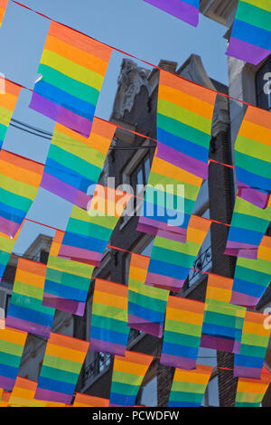 Bannières et drapeaux à Amsterdam Gay Pride 2018, le festival LGBT de célébrer l'amour et la tolérance, Hollande, Europe Banque D'Images