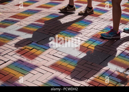 Bannières et drapeaux à Amsterdam Gay Pride 2018, le festival LGBT de célébrer l'amour et la tolérance, Hollande, Europe Banque D'Images