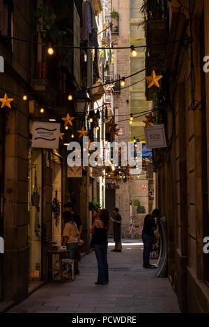 Rue piétonne étroite dans le Barri Gotic, le Quartier Gothique avec des boutiques d'artisanat, Barcelone, Espagne Banque D'Images