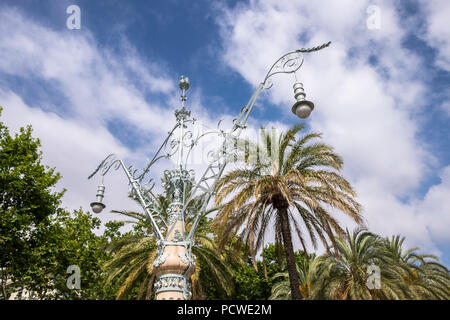 La ferronnerie ouvragée lampost à l'Arc de Triomphe à Barcelone, Espagne Banque D'Images