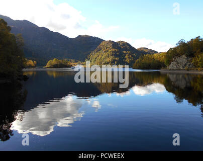 Magnifique Loch Katrine en Ecosse centrale. C'est le réservoir principal pour la plupart de la ville de Glasgow, l'approvisionnement en eau. Banque D'Images