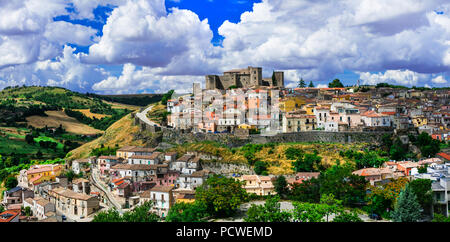 Melfi unique avec vue village, vieux château et maisons, Basilicate, Italie. Banque D'Images