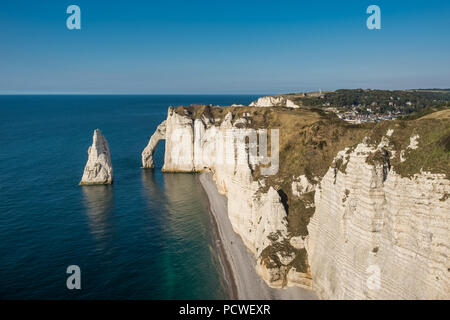 La formation a appelé l'aiguille ou l'aiguille avec de soi-disant Porte d'Aval, dans le village d'Etretat en France Banque D'Images