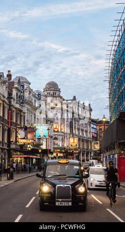 Shaftesbury Avenue à Londres, célèbre pour ses théâtres, Angleterre Banque D'Images