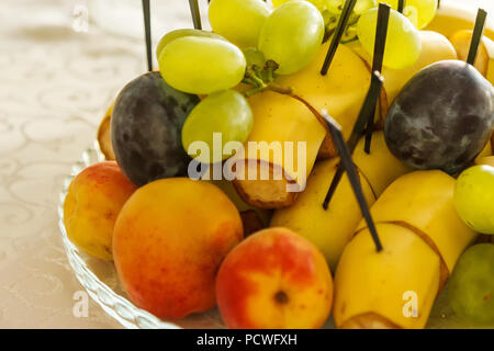 Assiette de fruits avec des raisins, pêches, abricots, bananes et les prunes Banque D'Images