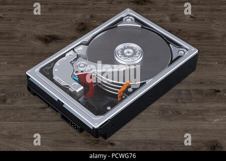 Unité de disque dur (HDD) sur le fond en bois, 3D Rendering Banque D'Images