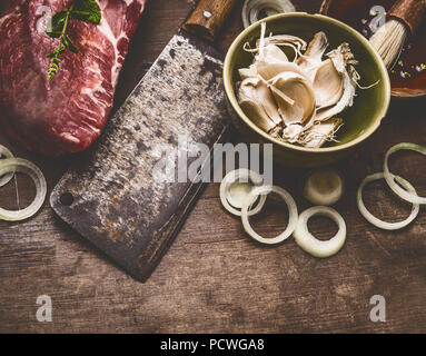 La viande crue avec cleaver et épices sur fond de bois rustique, vue du dessus. Banque D'Images