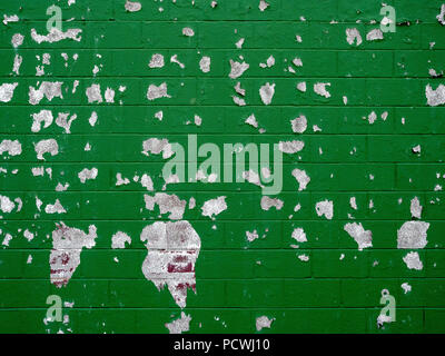 Ancienne peinture décollait du mur de brique verte en plein air Banque D'Images