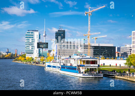 Berlin, Allemagne - Oct 30, 2016 : Spree avec sa banque Schiffbauerdamm, bateaux de touristes de l'Oberbaum Bridge en ville de Berlin le 30 Oct 2016, Germa Banque D'Images